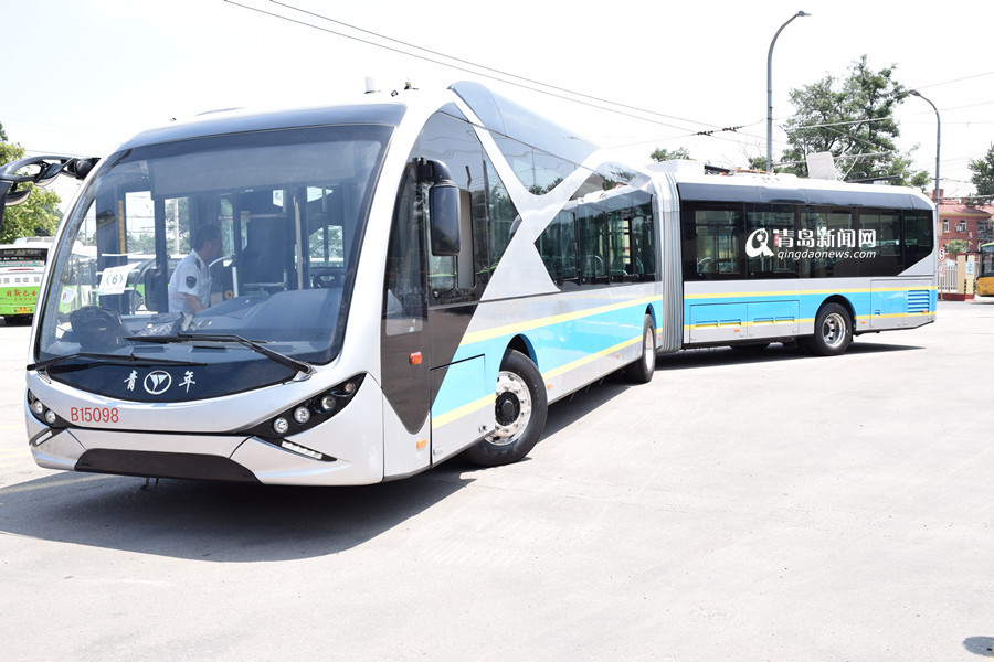 18米无轨电车运抵青岛 网友戏称电鲶鱼 18米无轨电车运抵青岛 网友戏称电鲶鱼