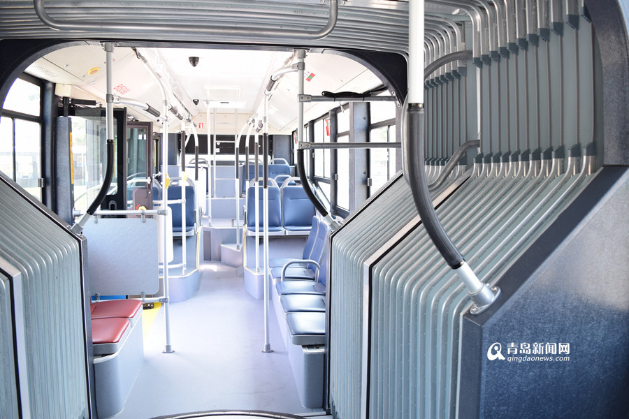 18米无轨电车运抵青岛 网友戏称电鲶鱼 18米无轨电车运抵青岛 网友戏称电鲶鱼