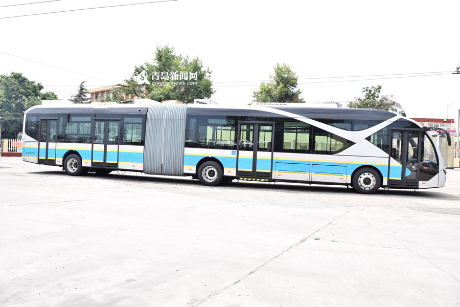 18米无轨电车运抵青岛 网友戏称电鲶鱼