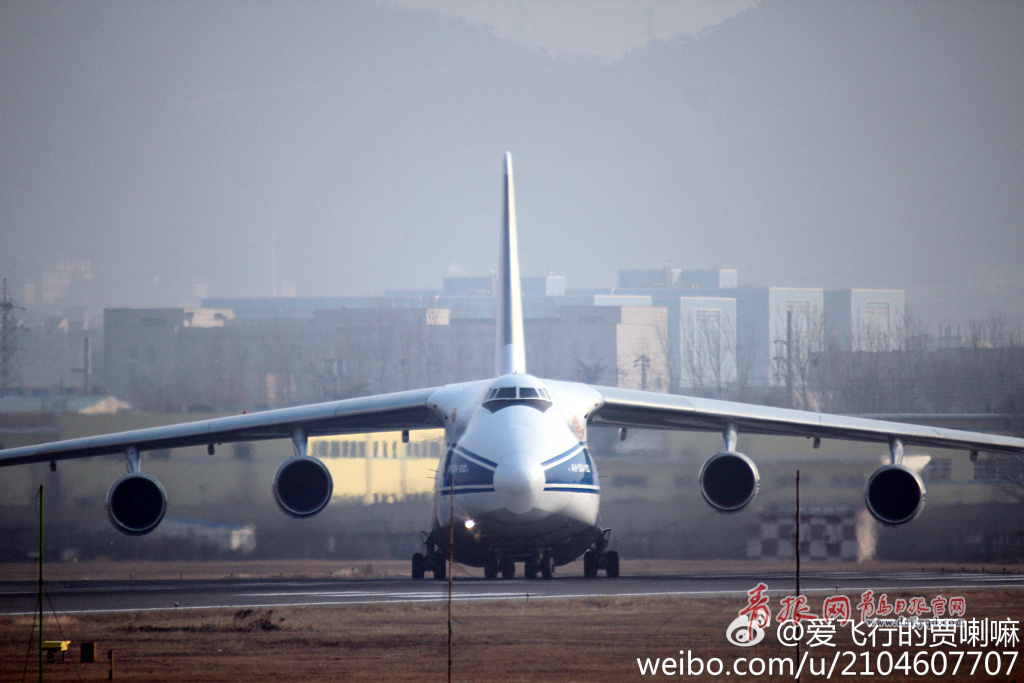 围观巨无霸！世界第二大货机“安-124”降落青岛流亭机场