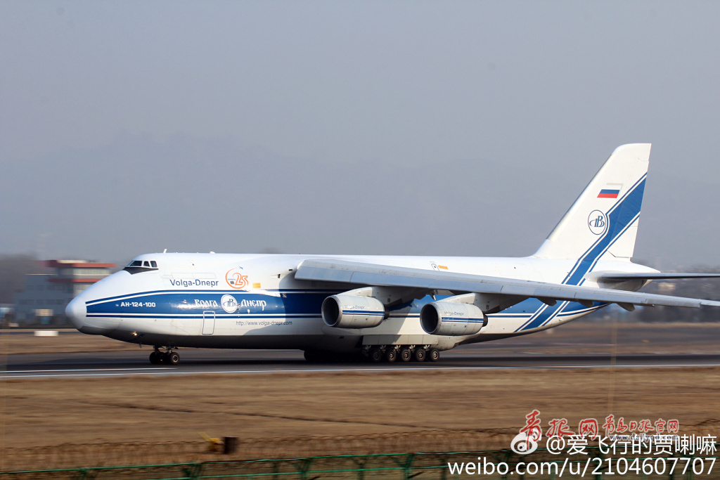 围观巨无霸！世界第二大货机“安-124”降落青岛流亭机场
