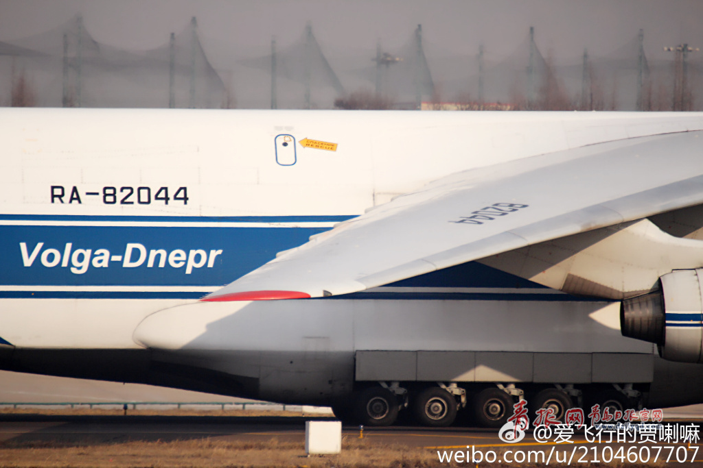围观巨无霸！世界第二大货机“安-124”降落青岛流亭机场