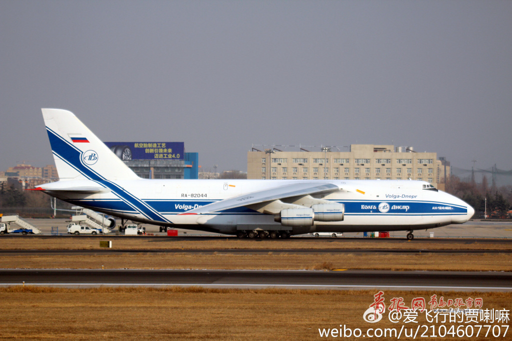 围观巨无霸！世界第二大货机“安-124”降落青岛流亭机场