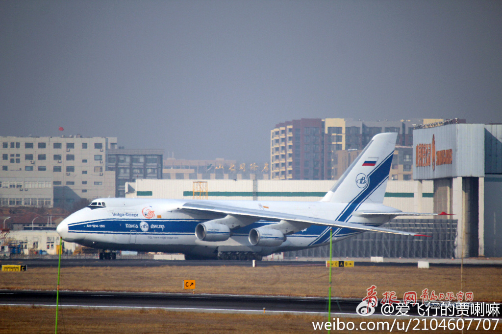 围观巨无霸！世界第二大货机“安-124”降落青岛流亭机场