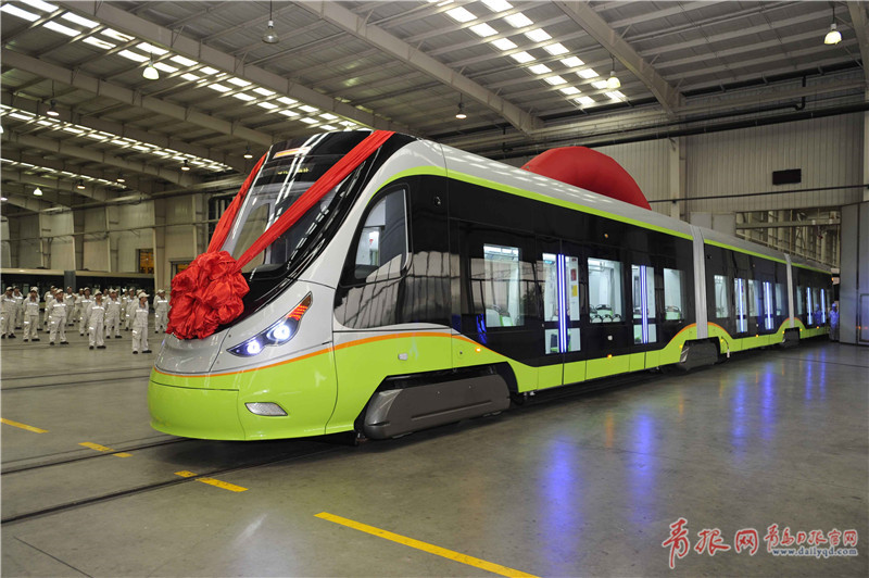 抢先看!全球首列自动驾驶有轨电车青岛下线 抢先看!全球首列自动驾驶有轨电车青岛下线