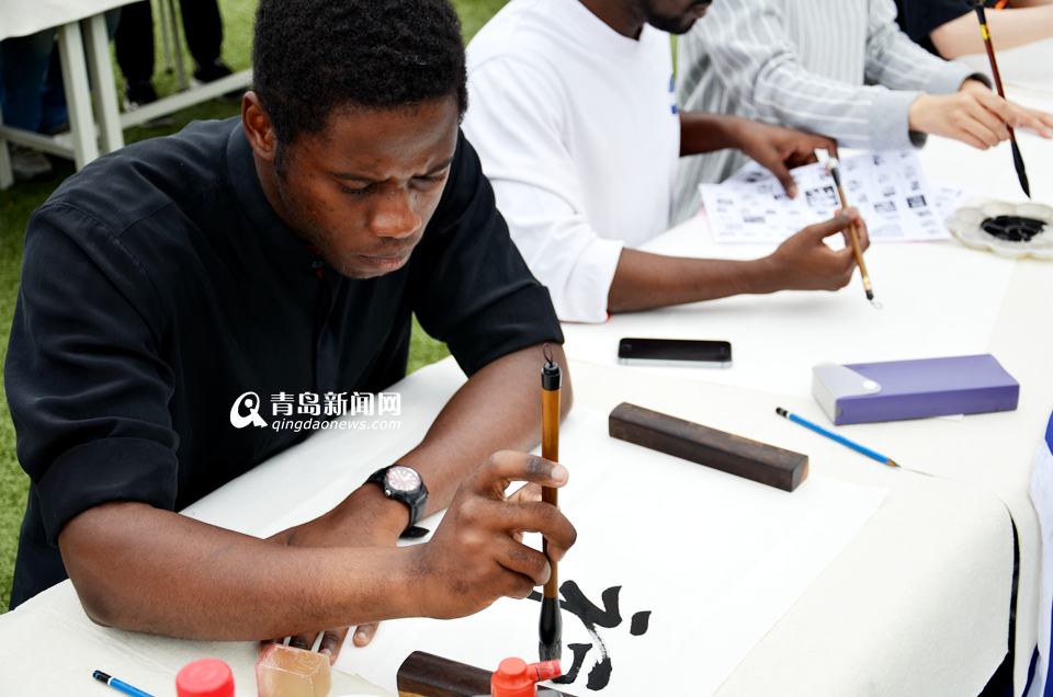 青岛写字节开幕 留学生上演毛笔书法秀
