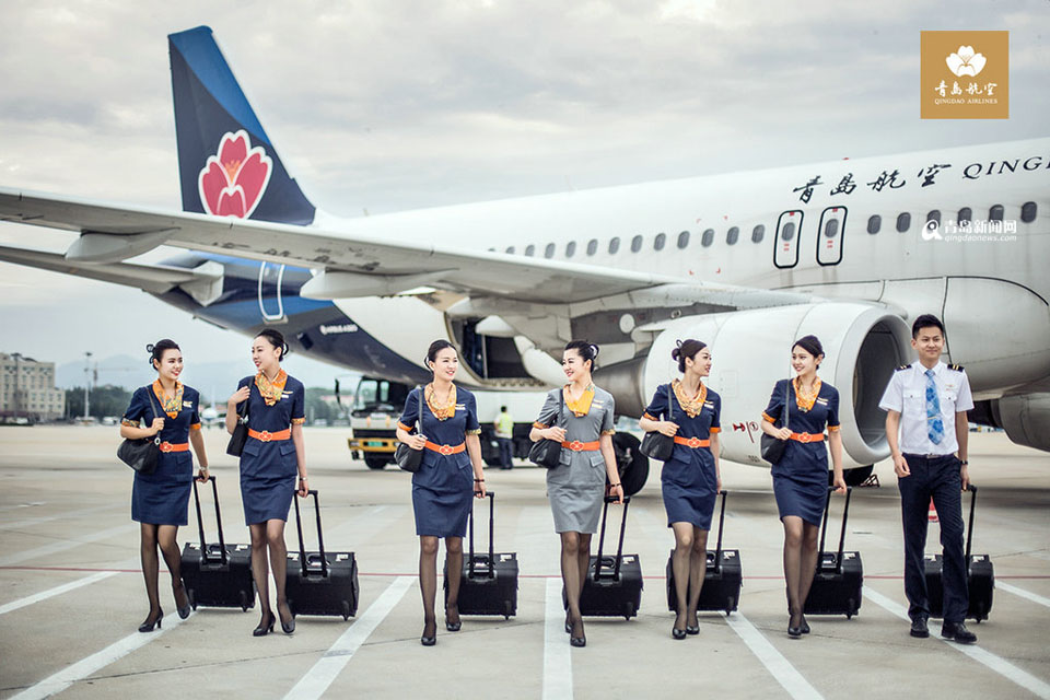 高清:实拍青航全明星空乘团队 空姐空少颜值高