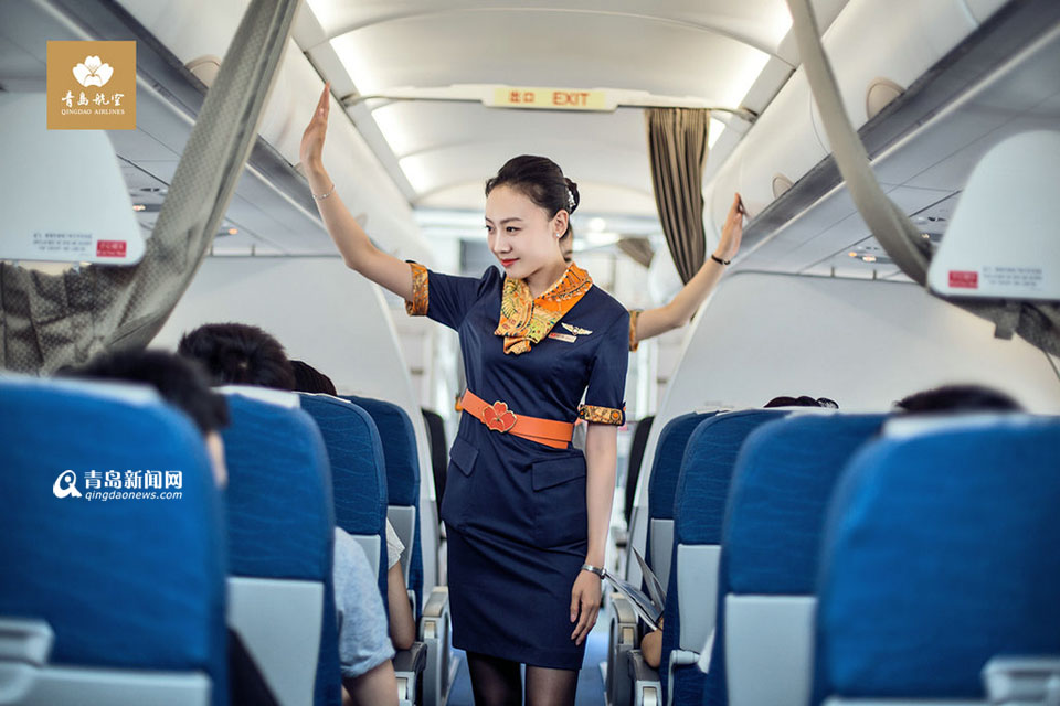 高清:实拍青航全明星空乘团队 空姐空少颜值高