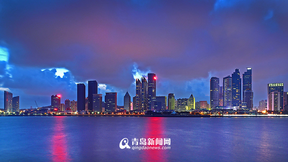 高清：实拍夜幕下的浮山湾 梦幻云朵点缀夜空