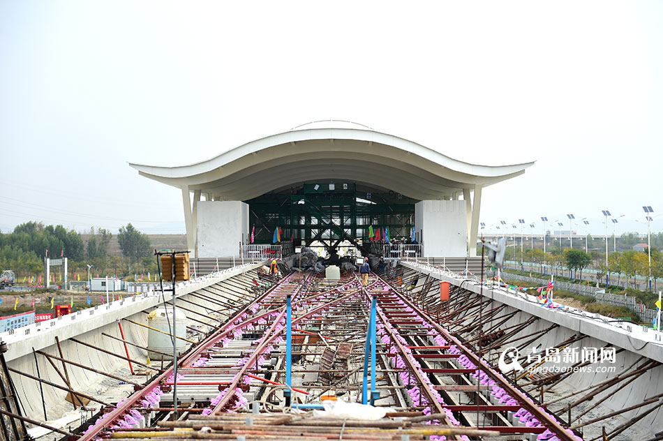 高清:实拍地铁11号线钱谷山站 似海鸟展翅