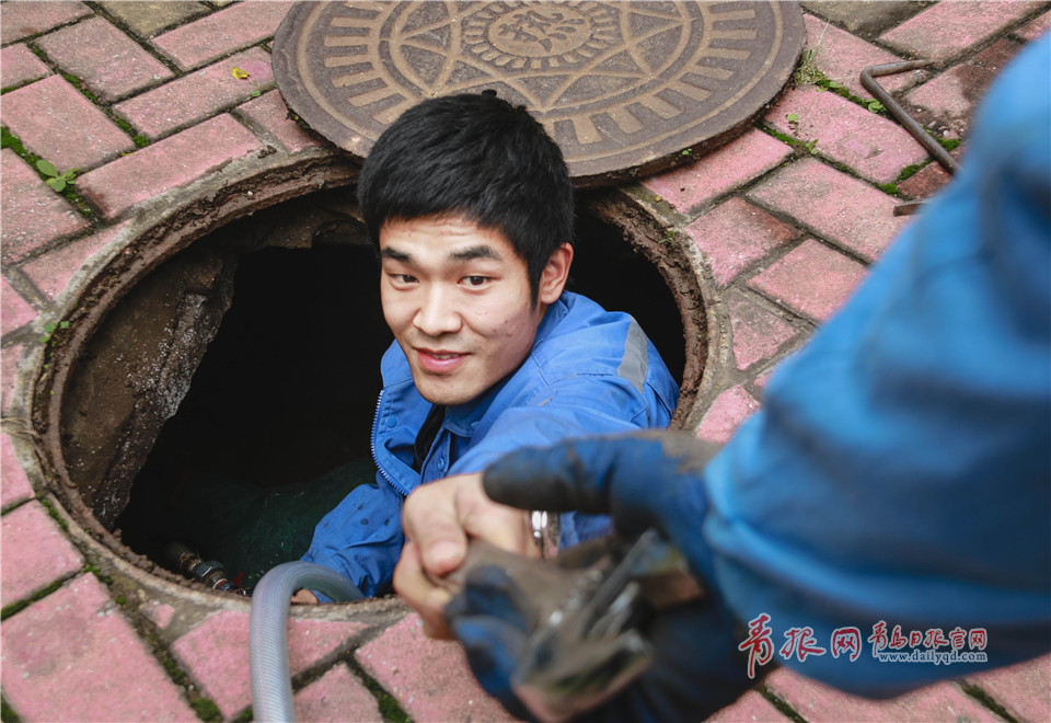 实拍青岛供暖工人的日常，他们才是寒冬里的“暖男”！