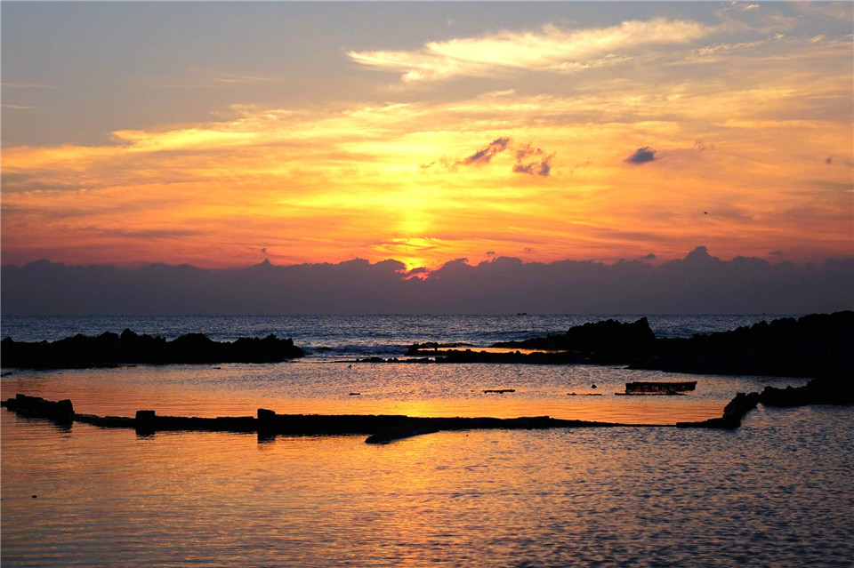 初冬青岛海滨美景醉人：海上升红日 曙光染碧波