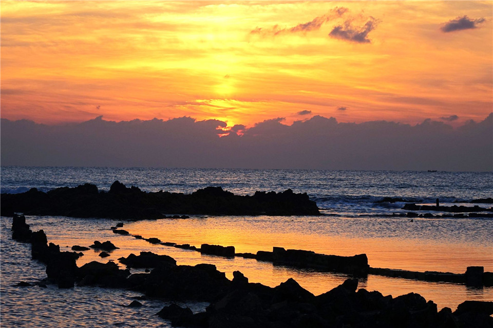 初冬青岛海滨美景醉人：海上升红日 曙光染碧波
