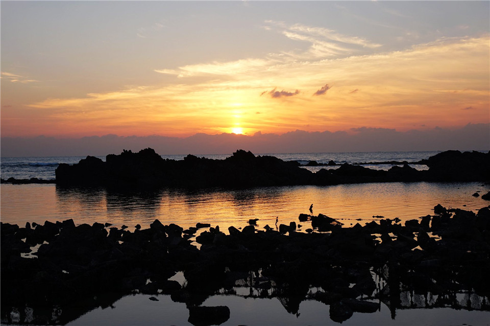 初冬青岛海滨美景醉人：海上升红日 曙光染碧波