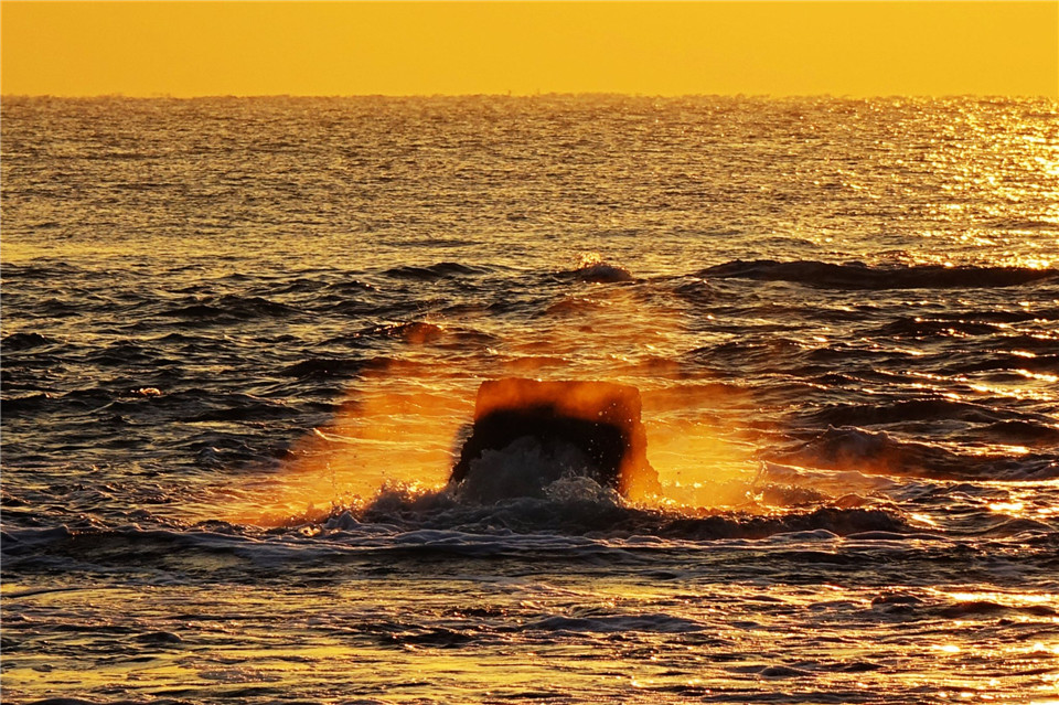 初冬青岛海滨美景醉人：海上升红日 曙光染碧波