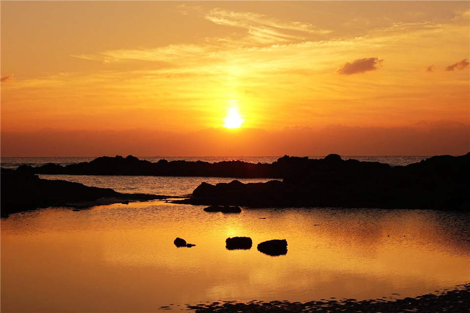 初冬青岛海滨美景醉人：海上升红日 曙光染碧波