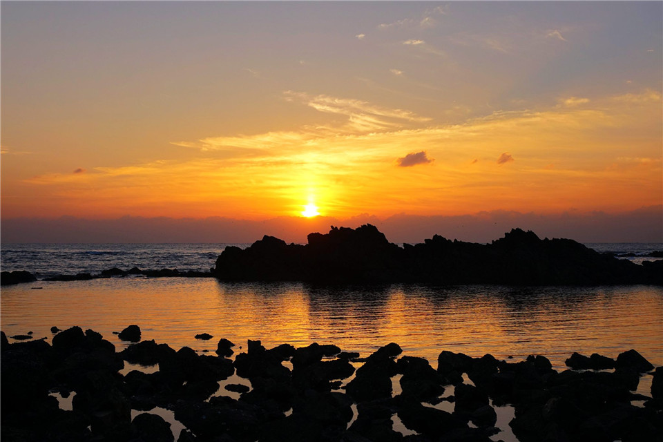 初冬青岛海滨美景醉人：海上升红日 曙光染碧波