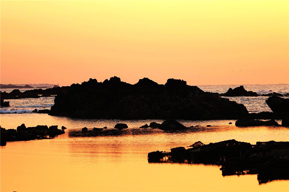 初冬青岛海滨美景醉人：海上升红日 曙光染碧波