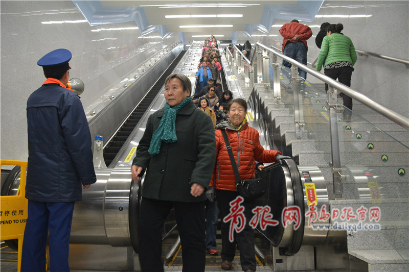 地铁3号线南段试乘首日 市民热情体验挤爆车厢