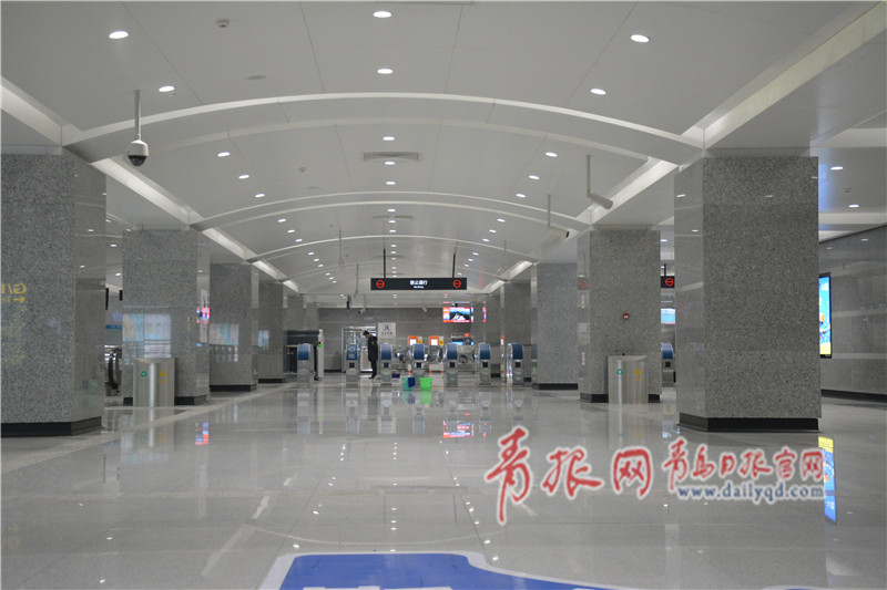 地铁3号线南段试乘首日 市民热情体验挤爆车厢