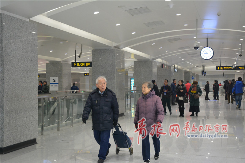 地铁3号线南段试乘首日 市民热情体验挤爆车厢