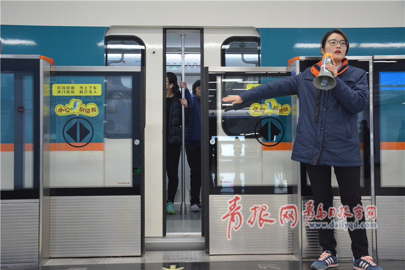地铁3号线南段试乘首日 市民热情体验挤爆车厢