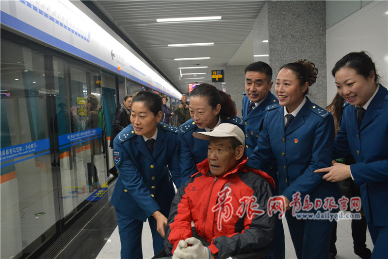 地铁3号线南段试乘首日 市民热情体验挤爆车厢