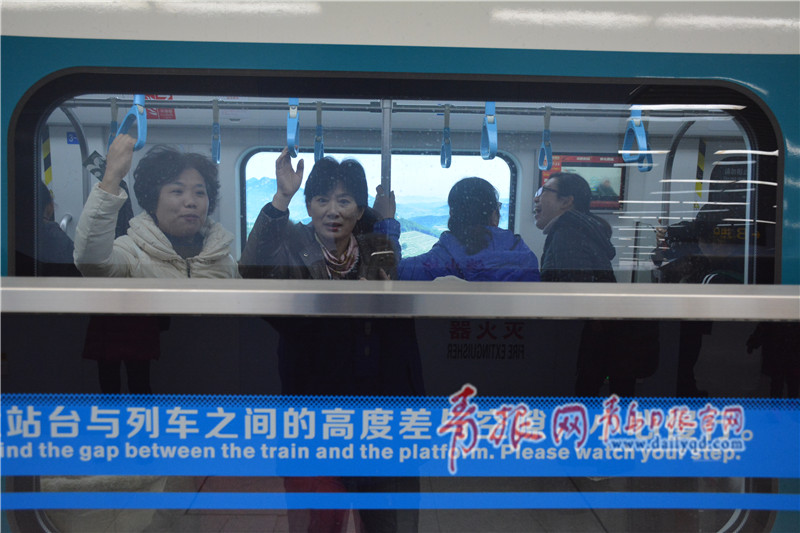 地铁3号线南段试乘首日 市民热情体验挤爆车厢