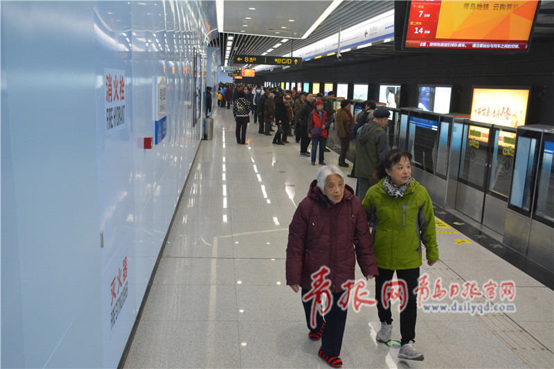 地铁3号线南段试乘首日 市民热情体验挤爆车厢