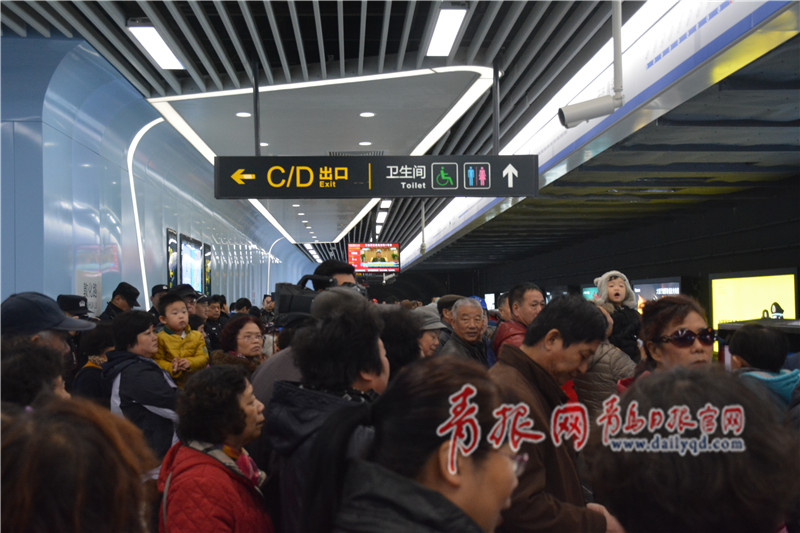地铁3号线南段试乘首日 市民热情体验挤爆车厢