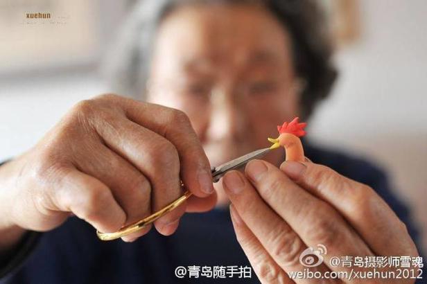 青岛大妈迎新年亮绝活
