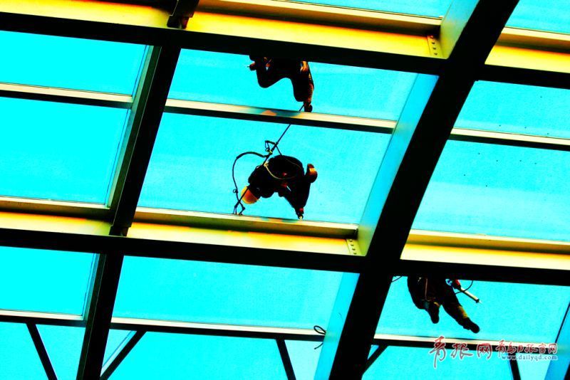 高空舞者！实拍青岛地铁建设的高空作业者