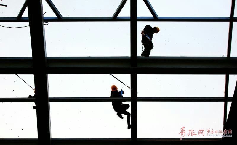 高空舞者！实拍青岛地铁建设的高空作业者