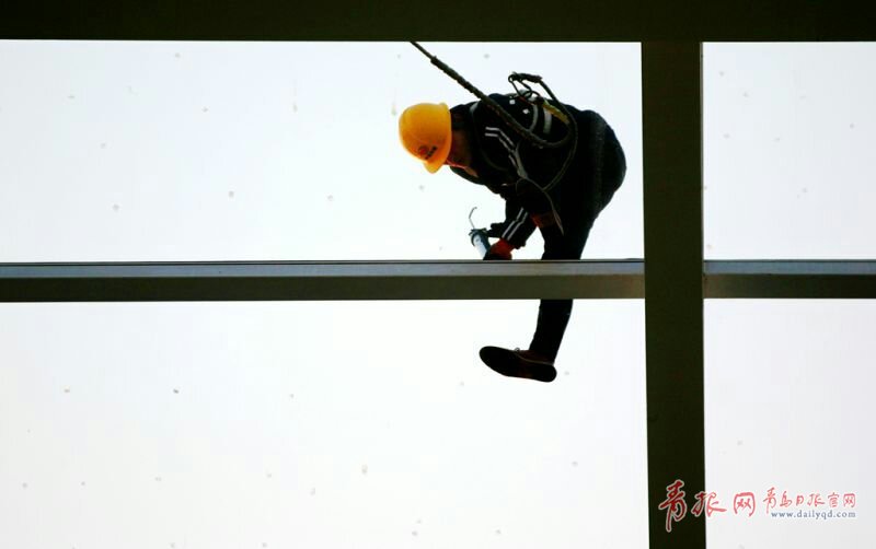 高空舞者！实拍青岛地铁建设的高空作业者