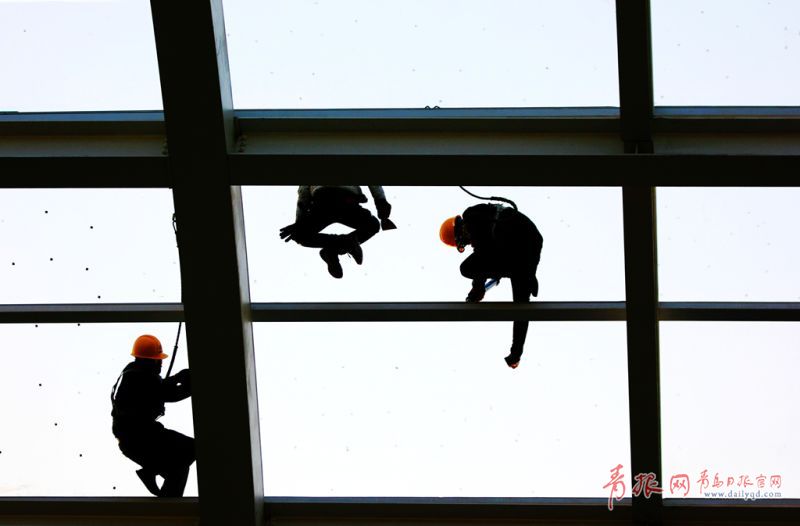 高空舞者！实拍青岛地铁建设的高空作业者