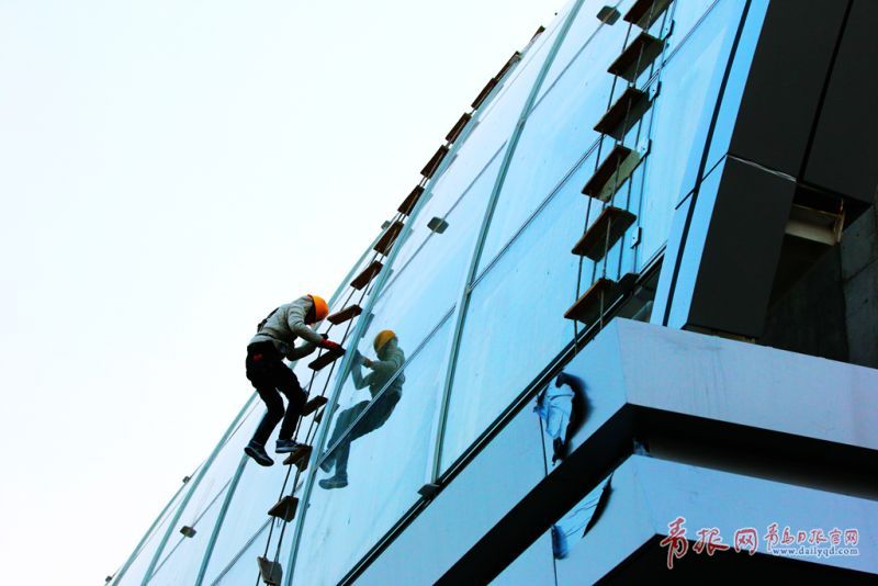 高空舞者！实拍青岛地铁建设的高空作业者