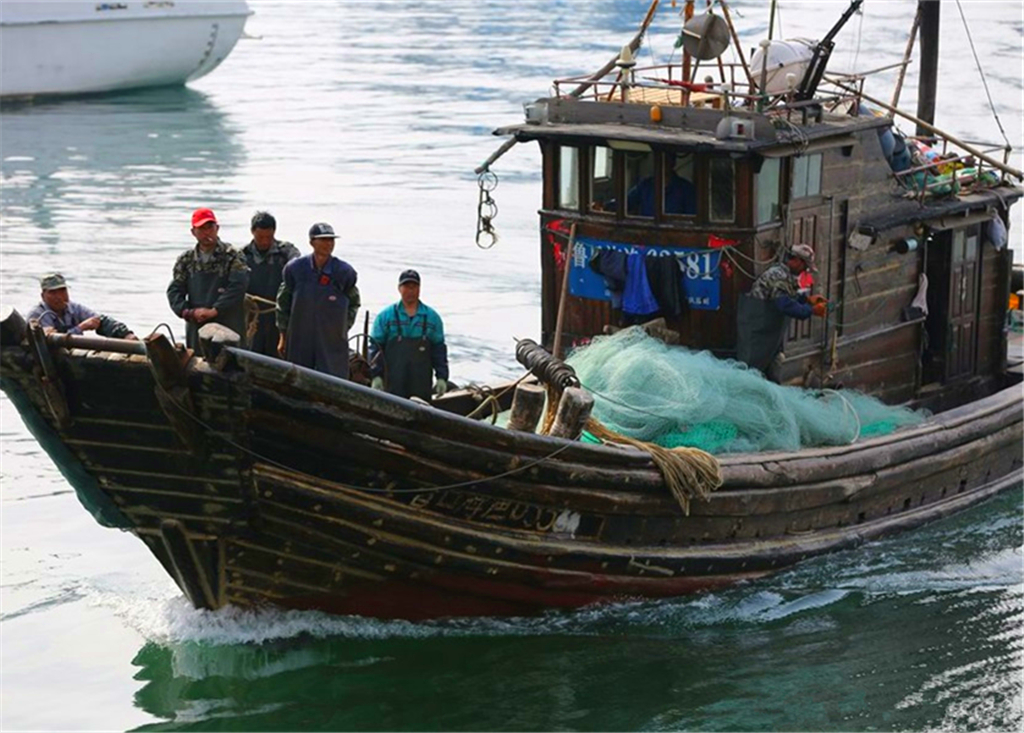 休渔期将至小海鲜俏销 小港码头食客云集