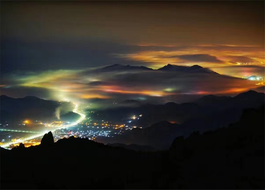 晒暮春崂山壮观云海 仙境盛景奇幻之美