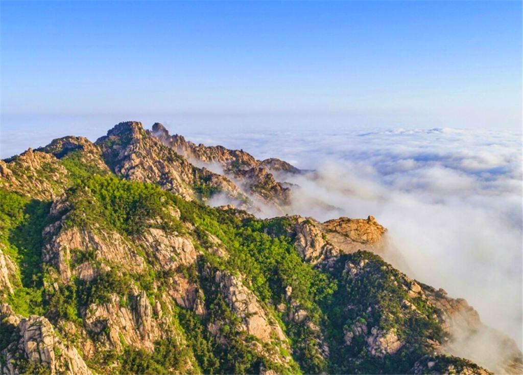 航拍五月珠山风光大片 云雾壮丽磅礴不输崂山