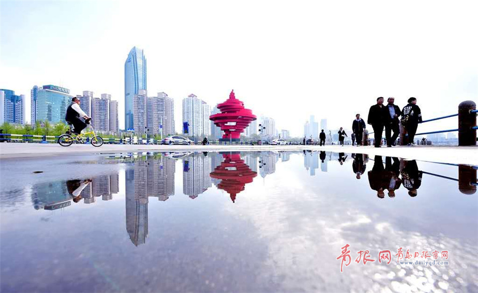 青岛雨后的“倒影大片” 梦幻如同盗梦空间