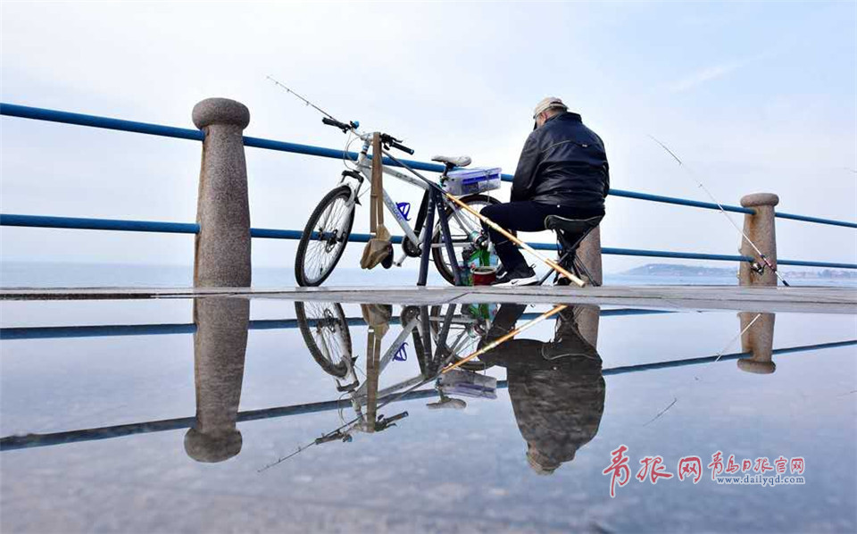 青岛雨后的“倒影大片” 梦幻如同盗梦空间