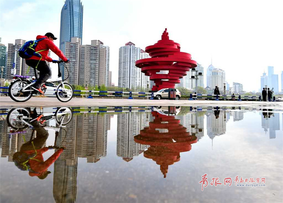 青岛雨后的“倒影大片” 梦幻如同盗梦空间
