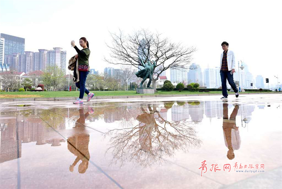 青岛雨后的“倒影大片” 梦幻如同盗梦空间