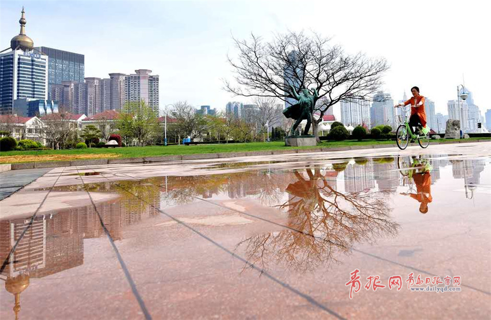 青岛雨后的“倒影大片” 梦幻如同盗梦空间