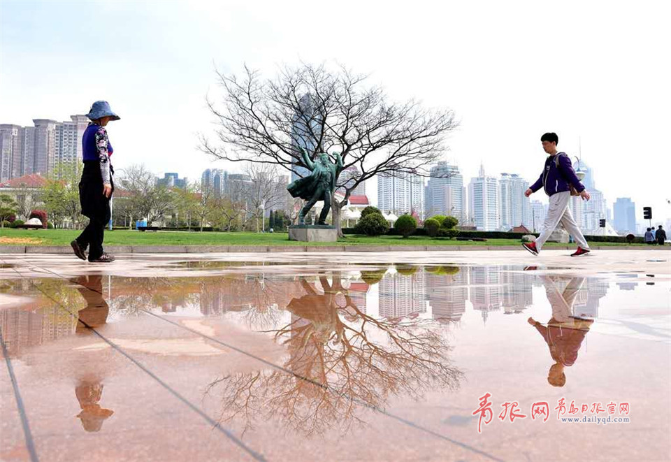 青岛雨后的“倒影大片” 梦幻如同盗梦空间