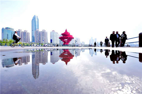 青岛雨后的“倒影大片” 梦幻如同盗梦空间