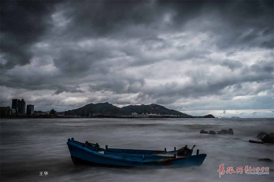 慢门中的石老人巨浪 波澜壮阔如雄浑水墨画
