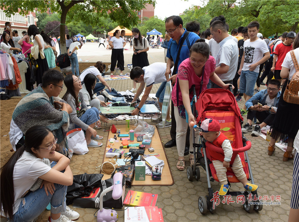 青岛高校跳蚤市场人气旺 学姐放话“亲一口 全带走”
