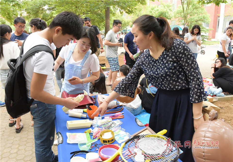 青岛高校跳蚤市场人气旺 学姐放话“亲一口 全带走”