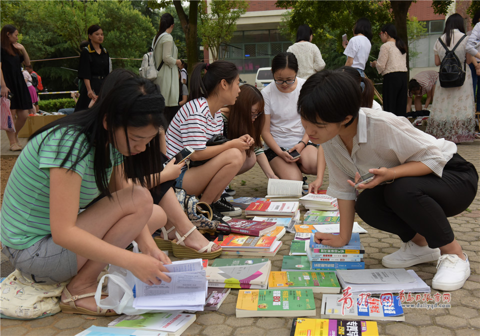青岛高校跳蚤市场人气旺 学姐放话“亲一口 全带走”